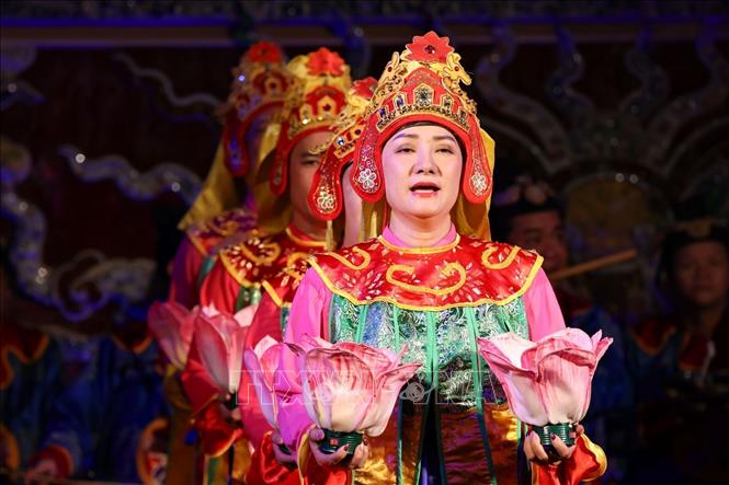 Ánh mắt của một nghệ nhân gạo cội, chứa đựng cả một kho tàng tri thức và tình yêu dành cho di sản mà ông đã dành cả cuộc đời để gìn giữ. Ảnh: Thanh Tùng - TTXVN 