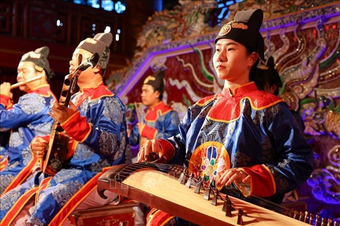 Từng ngón tay điêu luyện trên phím đàn tỳ bà, chắt chiu và chuyển tải những giai điệu cổ xưa đến với người nghe hôm nay. Ảnh: Thanh Tùng - TTXVN 