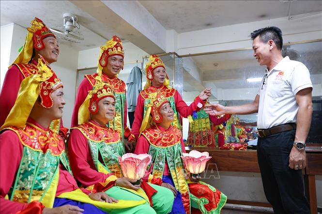 Tận tâm và cống hiến với niềm đam mê của các nghệ sĩ đảm bảo mạch nguồn di sản không bị đứt đoạn. Ảnh: Thanh Tùng - TTXVN 