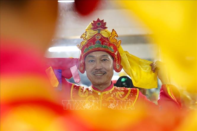 Các nghệ nhân trong trang phục truyền thống, chỉnh tề trước giờ biểu diễn, toát lên vẻ trang nghiêm của nghi lễ cung đình. Ảnh: Thanh Tùng - TTXVN 