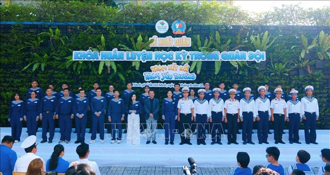 Ra mắt ban huấn luyện tại lễ xuất quân. Ảnh: Hồng Giang - TTXVN