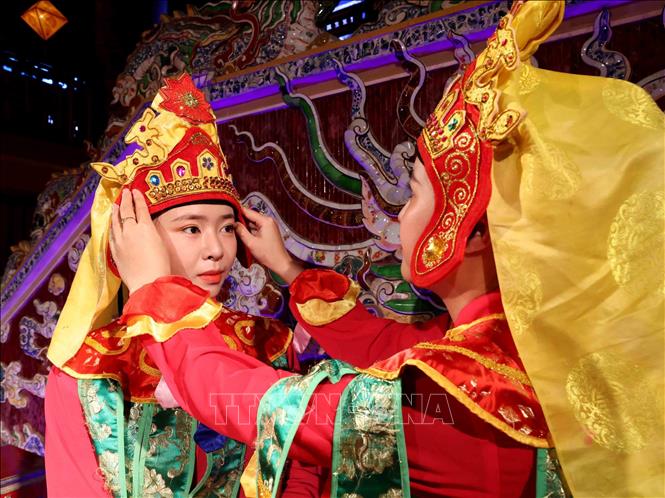 Các nghệ sĩ trẻ tự hào khi đã tiếp nối mang di sản đến gần hơn với khán giả. Ảnh: Nhật Anh - TTXVN 