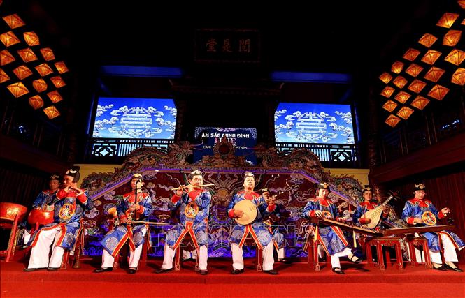 Dàn nhạc khí với trống, phách, tam âm la... được sắp đặt trang trọng, sẵn sàng cho một buổi biểu diễn phục vụ công chúng. Ảnh: Nhật Anh - TTXVN 