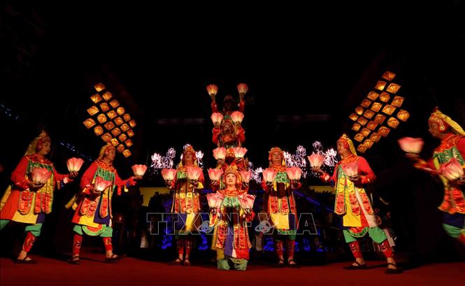Xuất phát từ một điệu múa trong nghi lễ Phật giáo, sau đó được vua Minh Mạng tiếp nhận và sửa đổi, chính thức có tên gọi Lục cúng hoa đăng từ thời đó. Ảnh: Nhật Anh - TTXVN