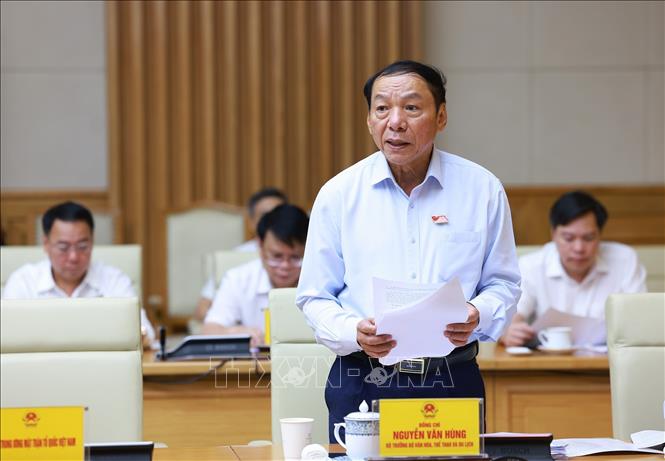 Bộ trưởng Bộ Văn hoá, Thể thao và Du lịch Nguyễn Văn Hùng báo cáo đề án công tác triển khai thực hiện Triển lãm thành tựu kinh tế-xã hội nhân dịp kỷ niệm 80 năm Quốc khánh. Ảnh: Dương Giang-TTXVN 
