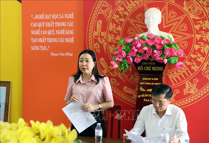 Phó Bí thư thường trực Tỉnh ủy Hà Nam Đinh Thị Lụa phát biểu tại buổi làm việc tại Hội đồng thi trường THPT B Duy Tiên. Ảnh: Đại Nghĩa - TTXVN