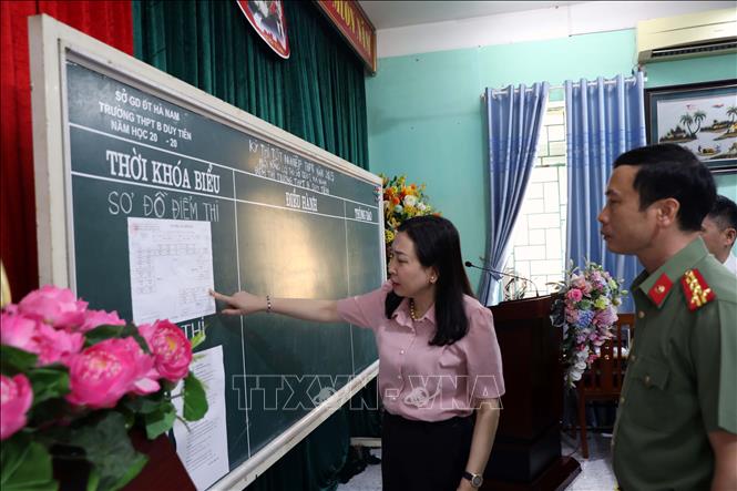 Kiểm tra công tác chuẩn bị tổ chức Kỳ thi Tốt nghiệp THPT năm 2025 tại Hội đồng thi trường THPT B Duy Tiên (Hà Nam). Ảnh: Đại Nghĩa - TTXVN