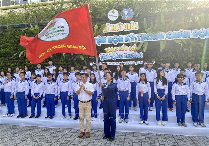 Đại điện Ban tổ chức cùng các học viên thực hiện nghi thức phất cờ xuất quân. Ảnh: Hồng Giang - TTXVN