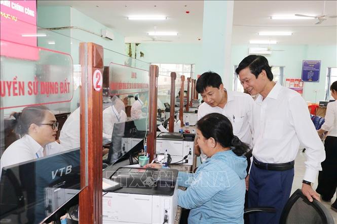 Lãnh đạo huyện Bù Đăng kiểm tra công tác giải quyết thủ tục hành chính cho người dân và doanh nghiệp tại Trung tâm phục vụ hành chính công xã Bù Đăng (mới). Ảnh: TTXVN phát