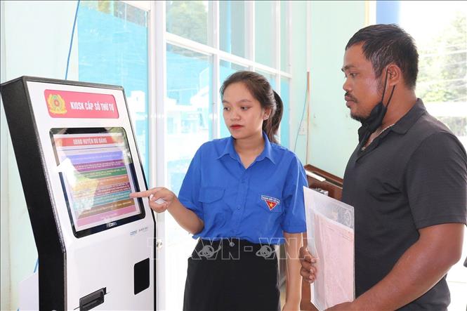 Hướng dẫn người dân các thủ tục hành chính tại Trung tâm phục vụ hành chính công xã Bù Đăng (mới). Ảnh: TTXVN phát
