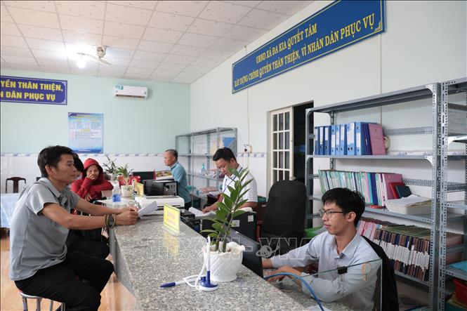 Người dân làm thủ tục hành chính tại Trung tâm phục vụ hành chính công xã Đa Kia (mới). Ảnh: TTXVN phát