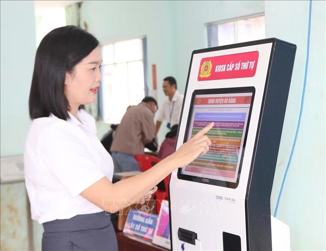 Người dân tra cứu thủ tục giải quyết hồ sơ, thủ tục hành chính tại Trung tâm phục vụ hành chính công xã Bù Đăng (mới). Ảnh: TTXVN phát