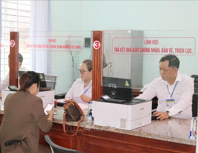 Người dân thực hiện giải quyết hồ sơ, thủ tục hành chính tại Trung tâm phục vụ hành chính công xã Bù Đăng (mới). Ảnh: TTXVN phát