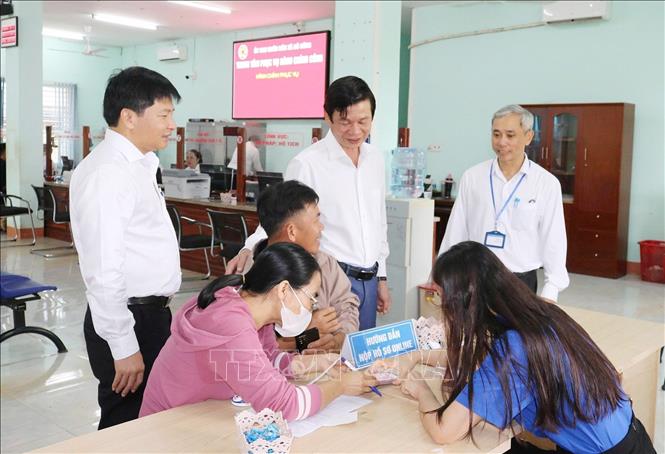 Lãnh đạo huyện Bù Đăng kiểm tra công tác giải quyết thủ tục hành chính cho người dân và doanh nghiệp tại Trung tâm phục vụ hành chính công xã Bù Đăng (mới). Ảnh: TTXVN phát