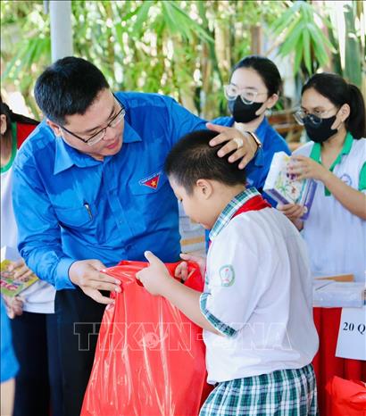 Anh Lại Phước Trường Thành, Bí thư Đoàn phường Cái Khế, quận Ninh Kiều trao quà hỗ trợ thiếu nhi có hoàn cảnh khó khăn. Ảnh: TTXVN phát