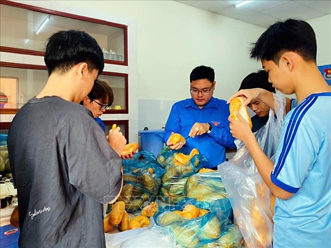 Anh Lại Phước Trường Thành (giữa), Bí thư Đoàn phường Cái Khế, quận Ninh Kiều cùng các tình nguyện viên nấu cơm miễn phí cho bệnh nhân có hoàn cảnh khó khăn tại mô hình 