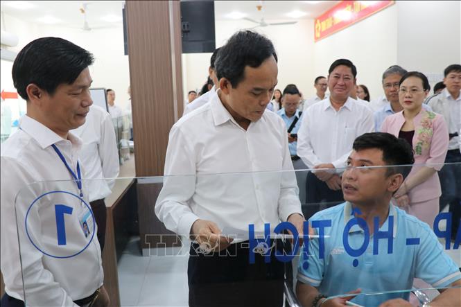 Ông Trần Lưu Quang, Bí thư Trung ương Đảng, Trưởng Ban Chính sách, chiến lược Trung ương, kiểm tra hoạt động của Trung tâm phục vụ hành chính công phường Phan Rang. Ảnh: Công Thử - TTXVN