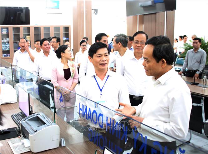 Ông Trần Lưu Quang, Bí thư Trung ương Đảng, Trưởng Ban Chính sách, chiến lược Trung ương Quang kiểm hoạt động của Trung tâm hành chính công phường Phan Rang. Ảnh: Công Thử - TTXVN