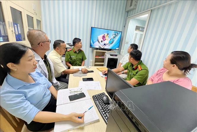 Hội đồng tư vấn gồm các sở, ngành cùng thảo luận nhằm tìm phương án hỗ trợ cho một trường hợp trẻ vị xâm hại tại mô hình Bồ công anh. Ảnh: TTXVN phát