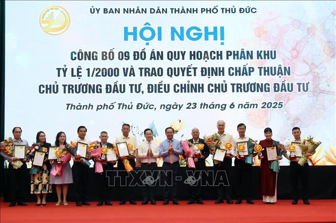 Trao quyết định chấp thuận chủ trương đầu tư cho 21 dự án phát triển nhà ở trên địa bàn thành phố Thủ Đức. Ảnh: Tiến Lực - TTXVN