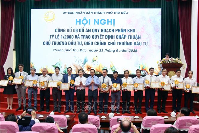 Khen thưởng các tập thể, cá nhân có thành tích xuất sắc trong thực hiện đồ án quy hoạch phân khu thành phố Thủ Đức. Ảnh: Tiến Lực - TTXVN