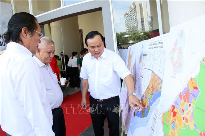 Các đại biểu tìm hiểu về các đồ án quy hoạch phân khu của thành phố Thủ Đức. Ảnh: Tiến Lực - TTXVN