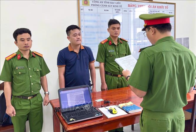 Cơ quan Cảnh sát điều tra tống đạt quyết định khởi tố bị can Huỳnh Đức Đạt. Ảnh: Trọng Nguyễn - TTXVN phát.