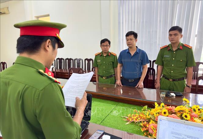 Cơ quan Cảnh sát điều tra tống đạt quyết định khởi tố bị can Đỗ Huy Bình. Ảnh: Trọng Nguyễn - TTXVN phát.