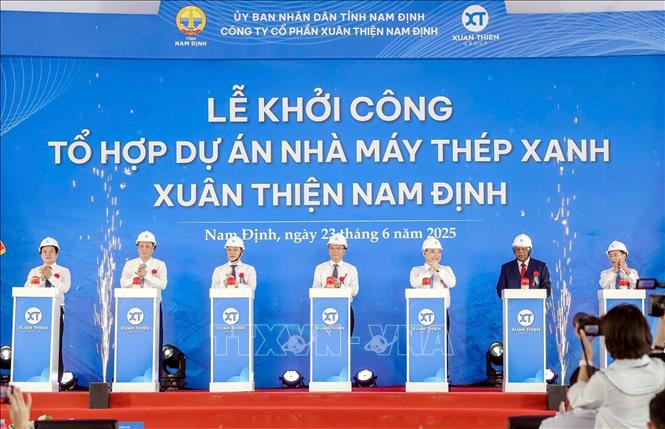 Các đại biểu thực hiện nghi lễ khởi công dự án. Ảnh: Thái Thuần - TTXVN
