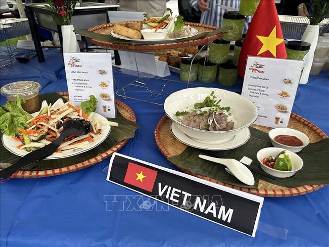Gian ẩm thực Việt Nam hấp dẫn bạn bè quốc tế. Ảnh: Lê Hoàng - Phóng viên TTXVN tại Mỹ