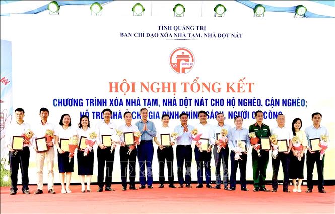Trao Bằng khen của UBND tỉnh Quảng Trị cho các tập thể có thành tích xuất sắc trong Chương trình xóa nhà tạm của tỉnh Quảng Trị. Ảnh: Nguyên Linh-TTXVN