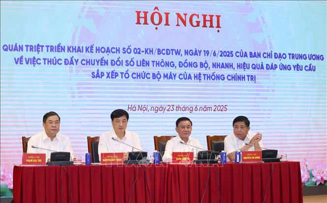 Các đồng chí điều hành hội nghị. Ảnh: Phương Hoa – TTXVN