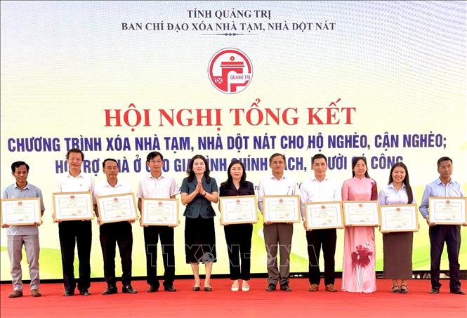 Trao Bằng khen của UBND tỉnh Quảng Trị cho các cá nhân có thành tích xuất sắc trong Chương trình xóa nhà tạm của tỉnh Quảng Trị. Ảnh: Nguyên Linh-TTXVN