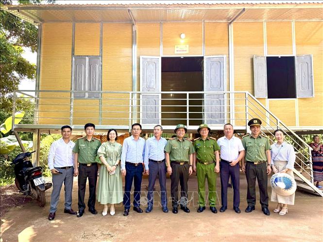 Bộ Công an hỗ trợ xây dựng mới 150 căn nhà cho các hộ nghèo ở huyện miền núi Đakrông và Hướng Hóa, tỉnh Quảng Trị Ảnh: Nguyên Linh-TTXVN