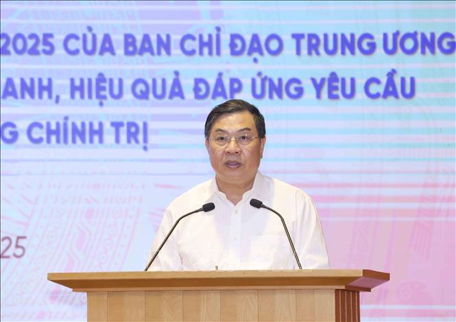 Đồng chí Phạm Gia Túc, Uỷ viên Trung ương Đảng, Phó Chánh Văn phòng Trung ương Đảng trình bày báo cáo tại hội nghị. Ảnh: Phương Hoa – TTXVN