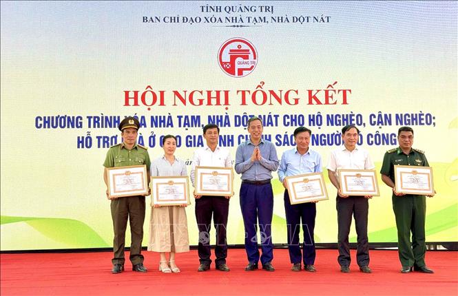 Trao Bằng khen của UBND tỉnh Quảng Trị cho các cá nhân có thành tích xuất sắc trong Chương trình xóa nhà tạm của tỉnh Quảng Trị. Ảnh: Nguyên Linh-TTXVN