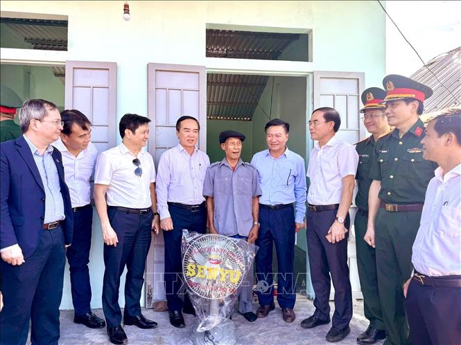 Ban Chỉ đạo xóa nhà tạm, nhà dột nát tỉnh Quảng Trị đến thăm và tặng quà chúc mừng các hộ gia đình nghèo ở huyện Hướng Hóa được hỗ trợ xây dựng nhà mới. Ảnh: Nguyên Linh-TTXVN