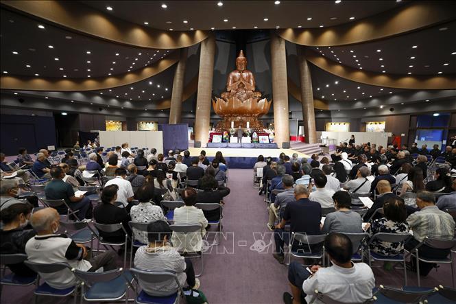 Người dân dự lễ tưởng niệm 80 năm trận chiến Okinawa tại Công viên Tưởng niệm Hòa bình ở Itoman, tỉnh Okinawa, Nhật Bản, ngày 22/6/2025. Ảnh: Kyodo/TTXVN