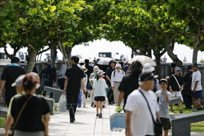 Người dân thăm Công viên Tưởng niệm Hòa bình ở Itoman, tỉnh Okinawa, Nhật Bản, ngày 23/6/2025. Ảnh: Kyodo/TTXVN