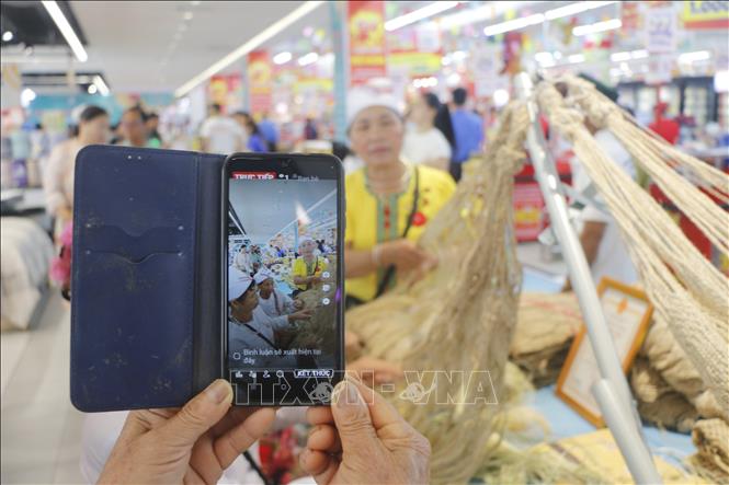 Livestream quảng bá sản phẩm OCOP võng gai truyền thống Nghệ An tại siêu thị Go!Vinh. Ảnh: Bích Huệ - TTXVN