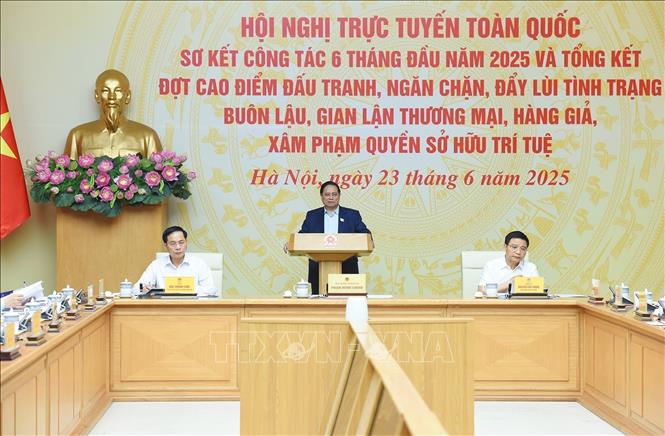 Thủ tướng Phạm Minh Chính chủ trì Hội nghị tổng kết đợt cao điểm đấu tranh ngăn chặn buôn lậu, gian lận thương mại, hàng giả. Ảnh: Dương Giang-TTXVN
