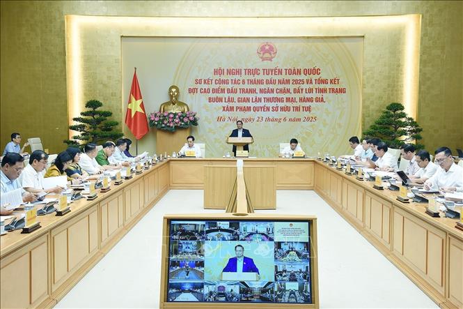 Thủ tướng Phạm Minh Chính chủ trì Hội nghị tổng kết đợt cao điểm đấu tranh ngăn chặn buôn lậu, gian lận thương mại, hàng giả. Ảnh: Dương Giang-TTXVN
