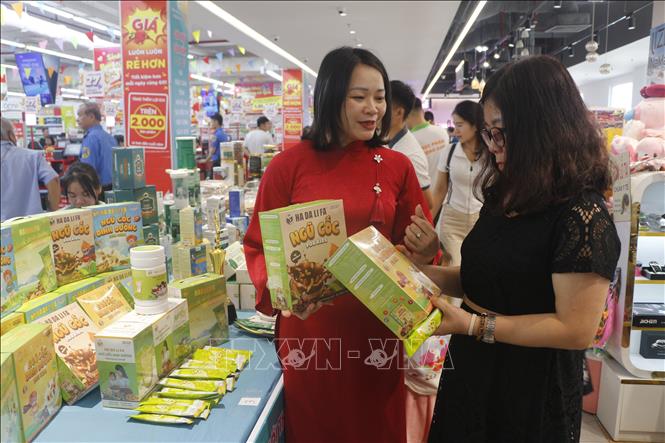 Quảng bá sản phẩm OCOP tại Siêu thị GO Vinh. Ảnh: Bích Huệ - TTXVN