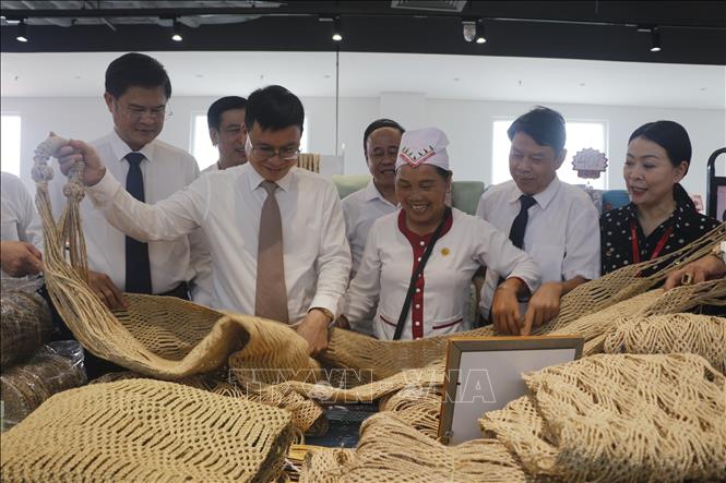 Giới thiệu sản phẩm võng gai truyền thống của Tổ hợp tác sản xuất võng gai Giai Xuân (Tân Kỳ, Nghệ An). Ảnh: Bích Huệ - TTXVN