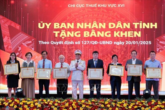 Dịp này, 15 tổ chức được UBND tỉnh Bình Dương khen thưởng, 3 tổ chức nhận giấy khen của Tổng cục Thuế, cùng nhiều tập thể, cá nhân được biểu dương. Ảnh: Huyền Trang - TTXVN
