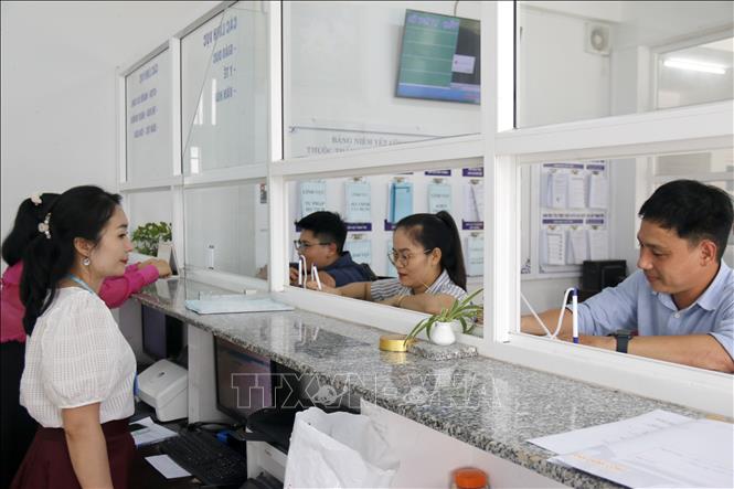 Người dân làm thủ tục hành chính tại bộ phận một cửa, phường Phú Thủy (Bình Thuận). Ảnh: Nguyễn Thanh - TTXVN