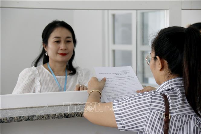 Người dân đến làm thủ tục hành chính tại bộ phận một cửa, phường Phú Thủy (Bình Thuận). Ảnh: Nguyễn Thanh - TTXVN