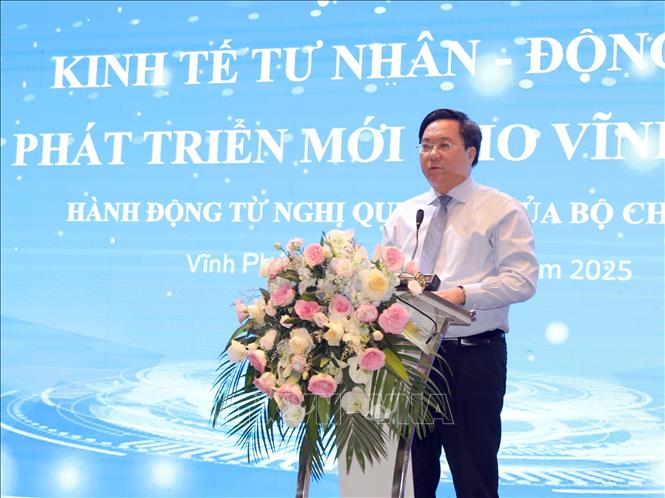 Chủ tịch UBND tỉnh Vĩnh Phúc Trần Duy Đông phát biểu tại buổi tọa đàm. Ảnh: Hoàng Hùng -TTXVN