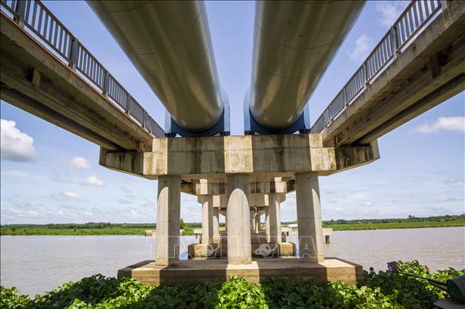 Hệ thống ống dẫn nước sạch vượt sông Vàm Cỏ Đông. Ảnh: Giang Phương - TTXVN