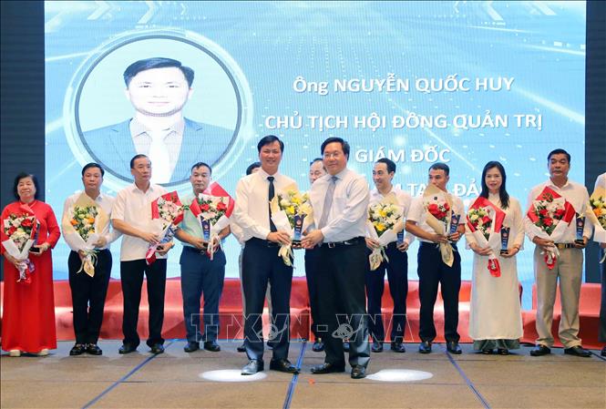 Doanh nhân tiêu biểu của tỉnh Vĩnh Phúc được vinh danh tại chương trình. Ảnh: Hoàng Hùng -TTXVN